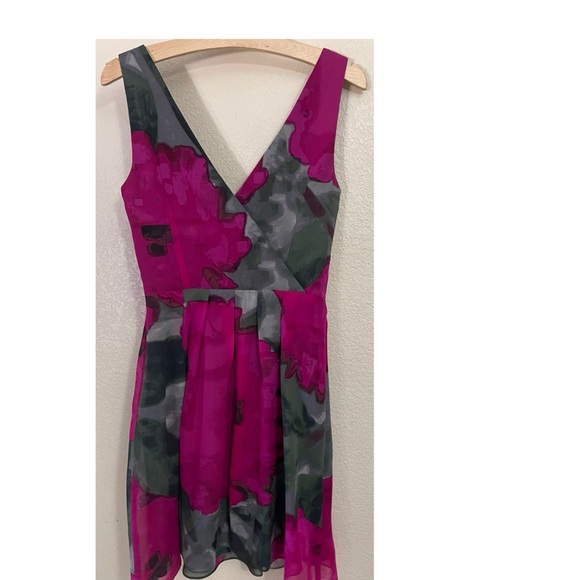 NEW Trina Turk SILK Floral Print V-Neck Shift Dress • 2 - Picture 9 of 9